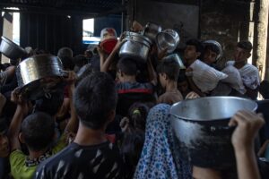 Cientos de palestinos desplazados se reúnen a las afueras del comedor benéfico Sokar en la ciudad de Gaza para recibir raciones limitadas de alimentos. EFE/HAITHAM IMAD
 
//////////
 
Gaza City (-), 21/05/2025.- Hundreds of displaced Palestinians gather outside the Sokar Charity Kitchen in Gaza City to receive limited food rations,21 May, 2025. Kitchen officials say their stocks ran out today due to the suspension of humanitarian aid entering the Gaza Strip. EFE/EPA/HAITHAM IMAD