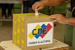 Una persona vota un centro de votación este domingo, en Maracaibo (Venezuela). EFE/ Henry Chirinos
