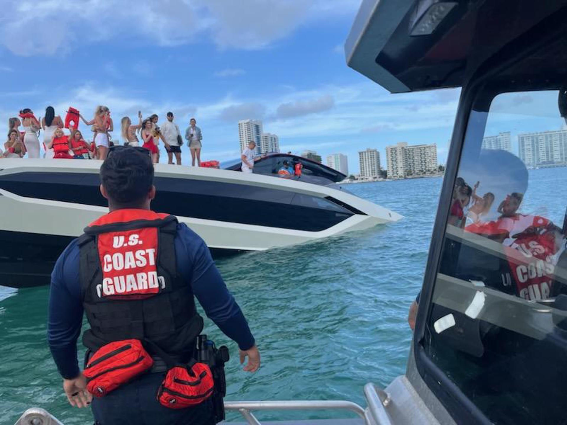 Fotografía tomada de la cuenta oficial de la red social X del Séptimo Distrito de la Guardia Costera de Estados Unidos (USCG, en inglés) que muestra un yate semihundido con personas a bordo, este sábado, frente a Miami Beach (FL, EE.UU.). EFE/@USCGSoutheast