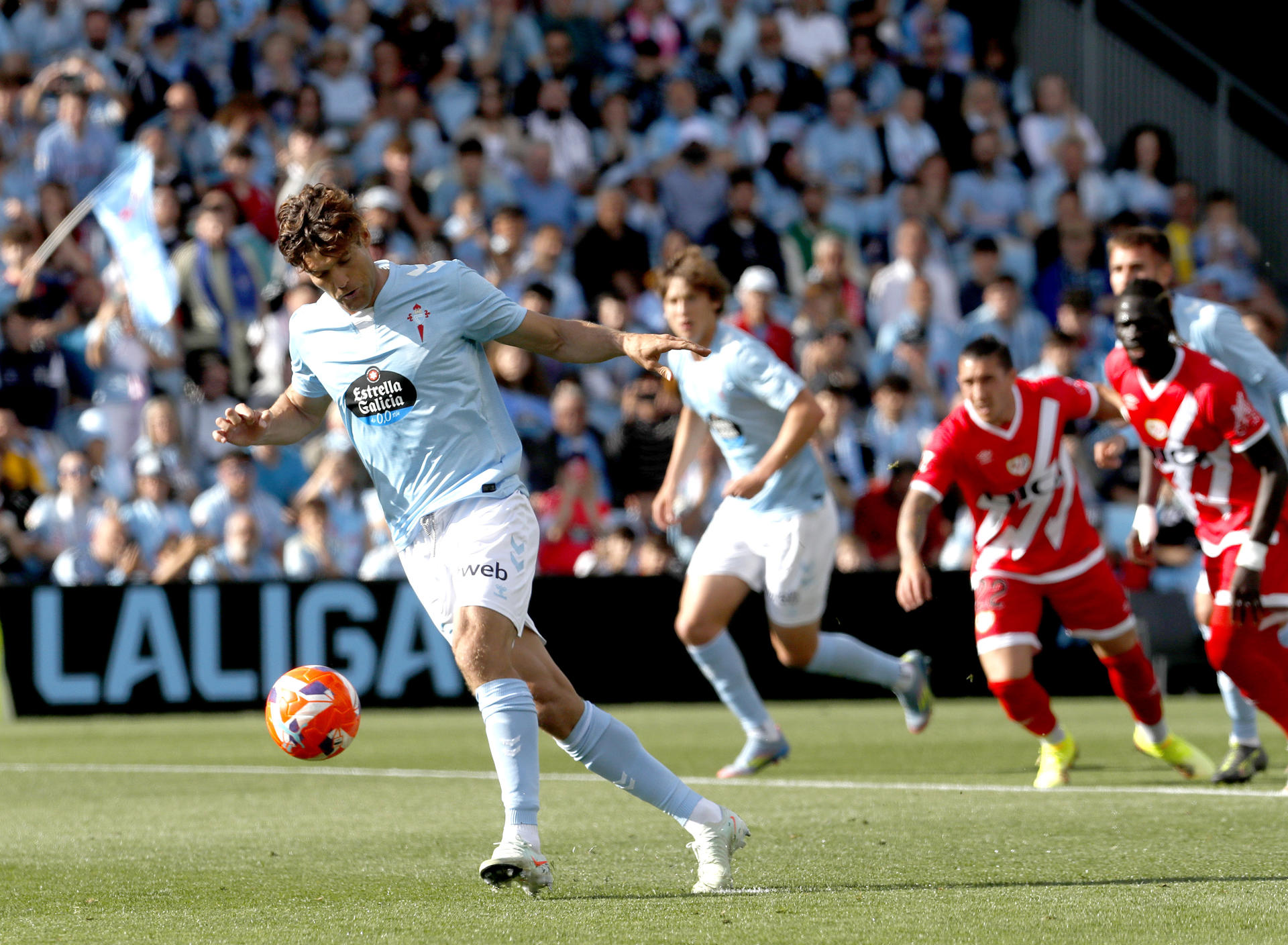 El defensa del Celta Marcos Alonso marca de penalti su gol durante el partido de la jornada 37 de LaLiga entre el Celta de Vigo y el Rayo Vallecano, este domingo en el estadio de Balaídos, en Vigo. EFE / Salvador Sas