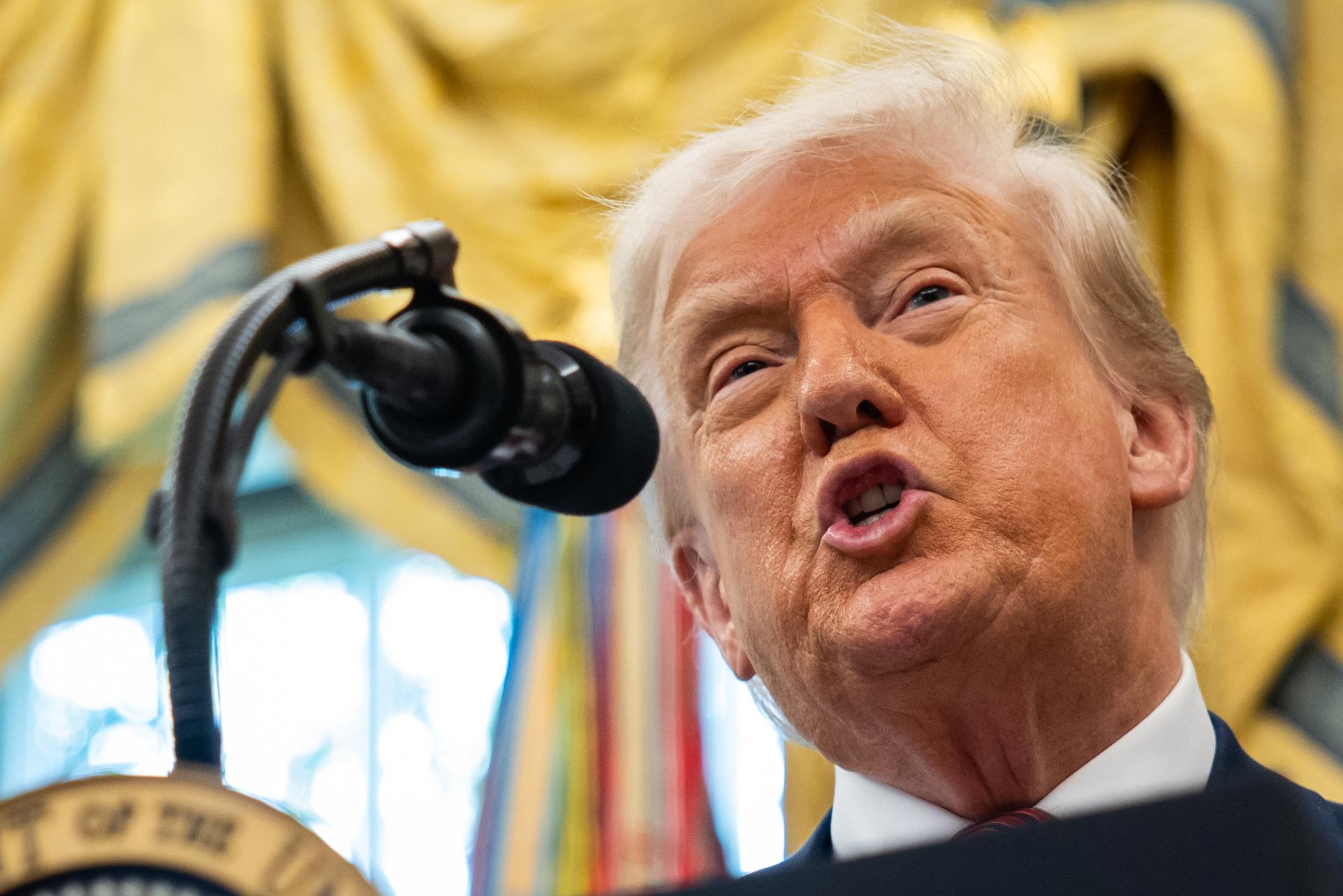 El presidente estadounidense, Donald Trump, anunció que como parte del acuerdo comercial recién alcanzado con Reino Unido, Londres eliminará "numerosas barreras no arancelarias" que permitirán un mayor acceso al mercado británico de productos agrícolas y químicos estadounidenses. EFE/EPA/SAMUEL CORUM / POOL