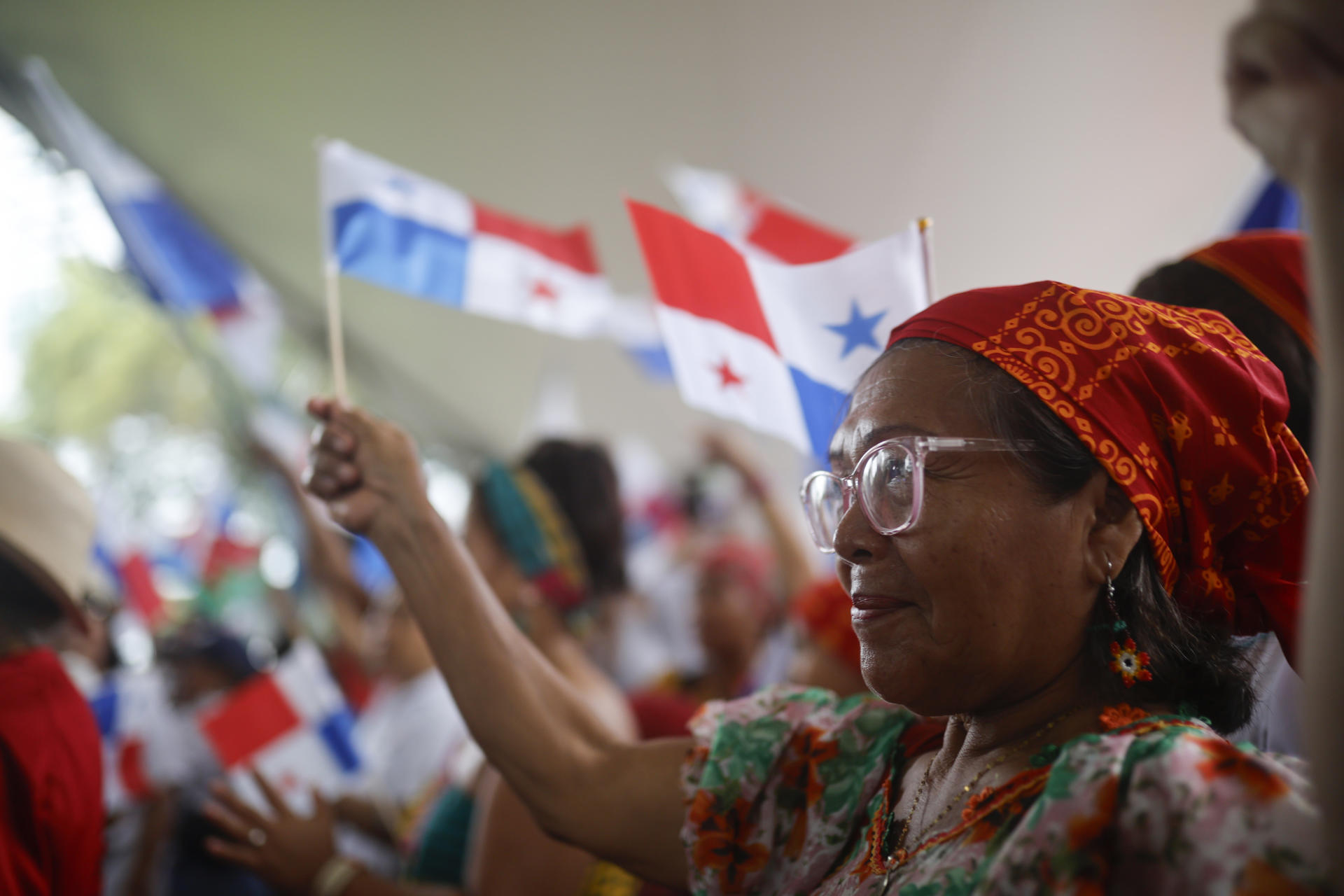 Una mujer sostiene una bandera durante una manifestación este domingo, en Ciudad de Panamá (Panamá). Feministas panameñas marchan por la soberanía, la justicia social, los derechos humanos y la paz. EFE/ Bienvenido Velasco