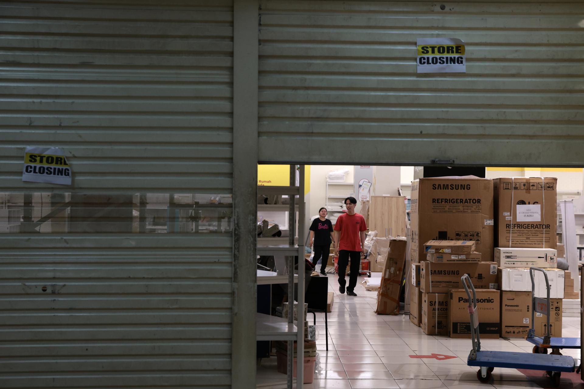 DEPOK (Indonesia), 05/05/2025.- Employees check the inventory of a store about to close at a shopping mall in Depok, Indonesia, 05 May 2025. The Central Statistics Agency (BPS) noted that Indonesia's economic growth was only 4.87 percent year-on-year (yoy). When compared to the fourth quarter of 2024, the Indonesian economy contracted by 0.98 percent. EFE/EPA/ADI WEDA