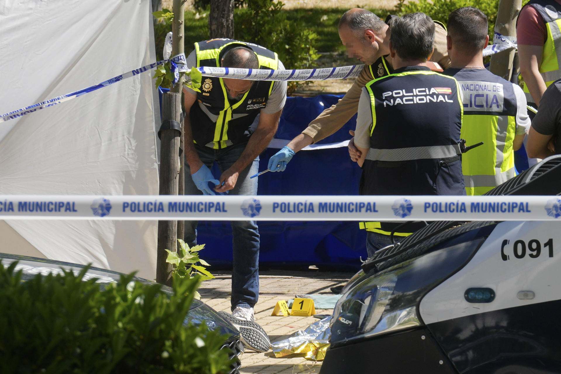 La policía Nacional trabaja en el lugar donde este miércoles ha sido asesinado Andréi Portnov, de 52 años de edad y uno de los principales exasesores del expresidente ucraniano Víktor Yanukóvich, han informado a EFE varias fuentes próximas a la investigación. El hombre acababa de dejar a sus hijos en el Colegio Americano de esa localidad a primera hora de la mañana, cuando al ir a montar en su vehículo, un Mercedes de alta gama y color negro, varias personas se han acercado y le han disparado en la cabeza y en la espalda.-EFE/ Borja Sanchez-Trillo