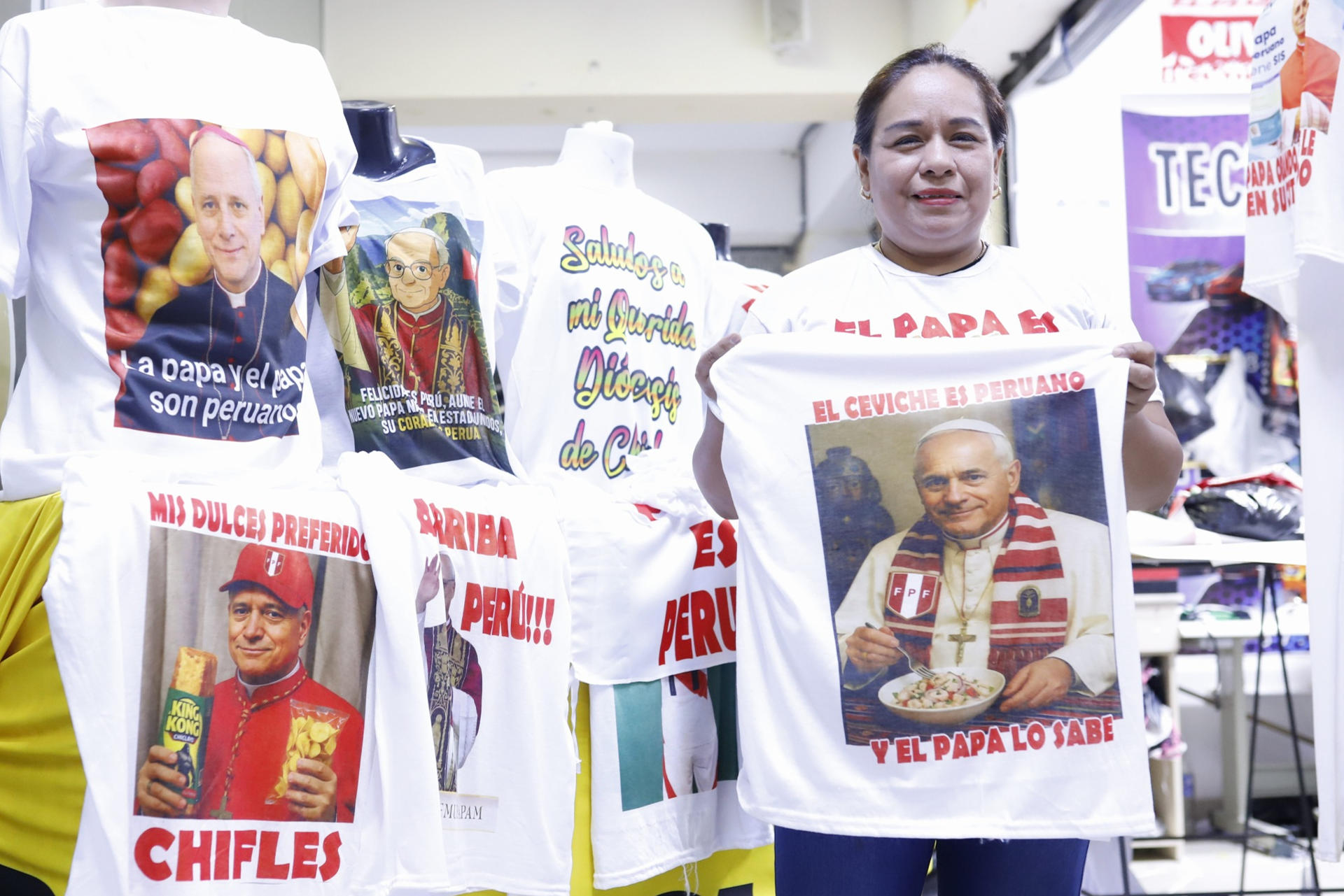La confeccionista Susana Saldaña posa con una camiseta con la imagen del papa León XIV este viernes, en Lima (Perú). EFE/ Renato Pajuelo