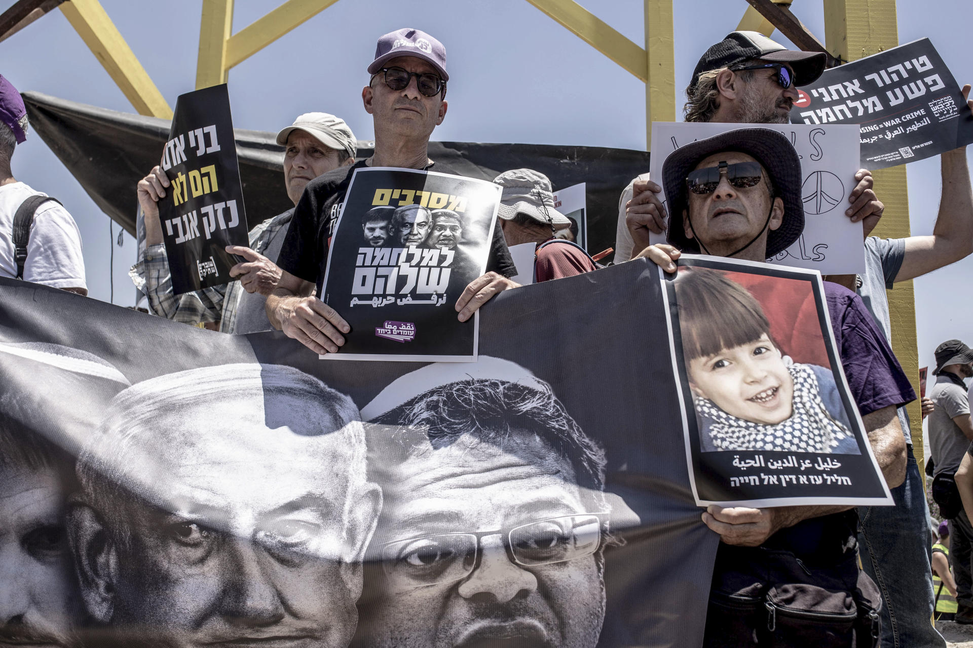 Entre 300 y 400 personas se manifestaron este viernes en Israel a apenas un kilómetro de la frontera con Gaza, en protesta contra la matanza de civiles y el hambre que afronta la población palestina en el enclave. EFE/ Patricia Martínez