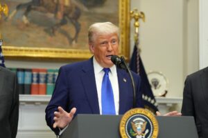 Fotografía de archivo del presidente de EE.UU., Donald J. Trump (C). EFE/EPA/CHRIS KLEPONIS / POOL