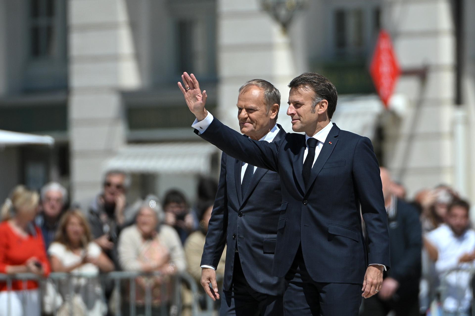 El presidente francés Emmanuel Macron (D) y el primer ministro polaco Donald Tusk (I) llegan a la plaza Stanislas en Nancy, Francia, el 09 de mayo de 2025. El presidente francés Macron y el primer ministro polaco Tusk se reúnen en Nancy como parte de una cumbre para firmar un tratado de amistad y cooperación reforzada entre Francia y Polonia. (Francia, Polonia) EFE/EPA/MARCIN OBARA POLONIA FUERA