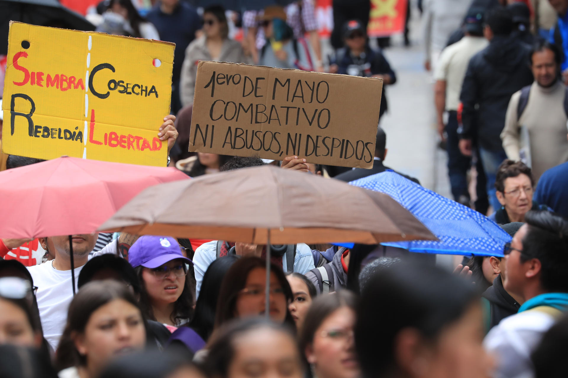 Personas participan en una manifestación en conmemoración del Día Internacional de los Trabajadores este jueves, en Quito (Ecuador). EFE/ José Jácome