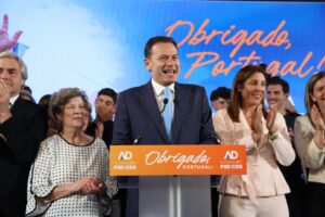 El primer ministro en funciones de Portugal, Luis Montenegro (centro), junto a su madre, Virginia Montenegro (segunda a la izquierda), y su esposa, Carla Montengro (derecha), pronuncia su discurso de victoria la noche de las elecciones legislativas de 2025 en la sede de campaña de la coalición en Lisboa, Portugal, el 18 de mayo de 2025. EFE/EPA/MIGUEL A. LOPES