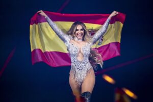 La representante española, Melody, participa en el desfile de banderas durante el ensayo general para la final del la 69 edición del Festival de Eurovisión, ayer, viernes, en Basilea (Suiza). El evento se celebrará este sábado. EFE/ Georgios Kefalas