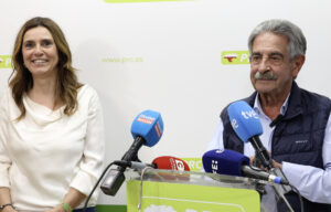 Imagen de archivo de la diputada cántabra Paula Fernández (i) tras ganar las primarias junto al secretario general del PRC, Miguel Ángel Revilla. EFE/ Celia Agüero Pereda