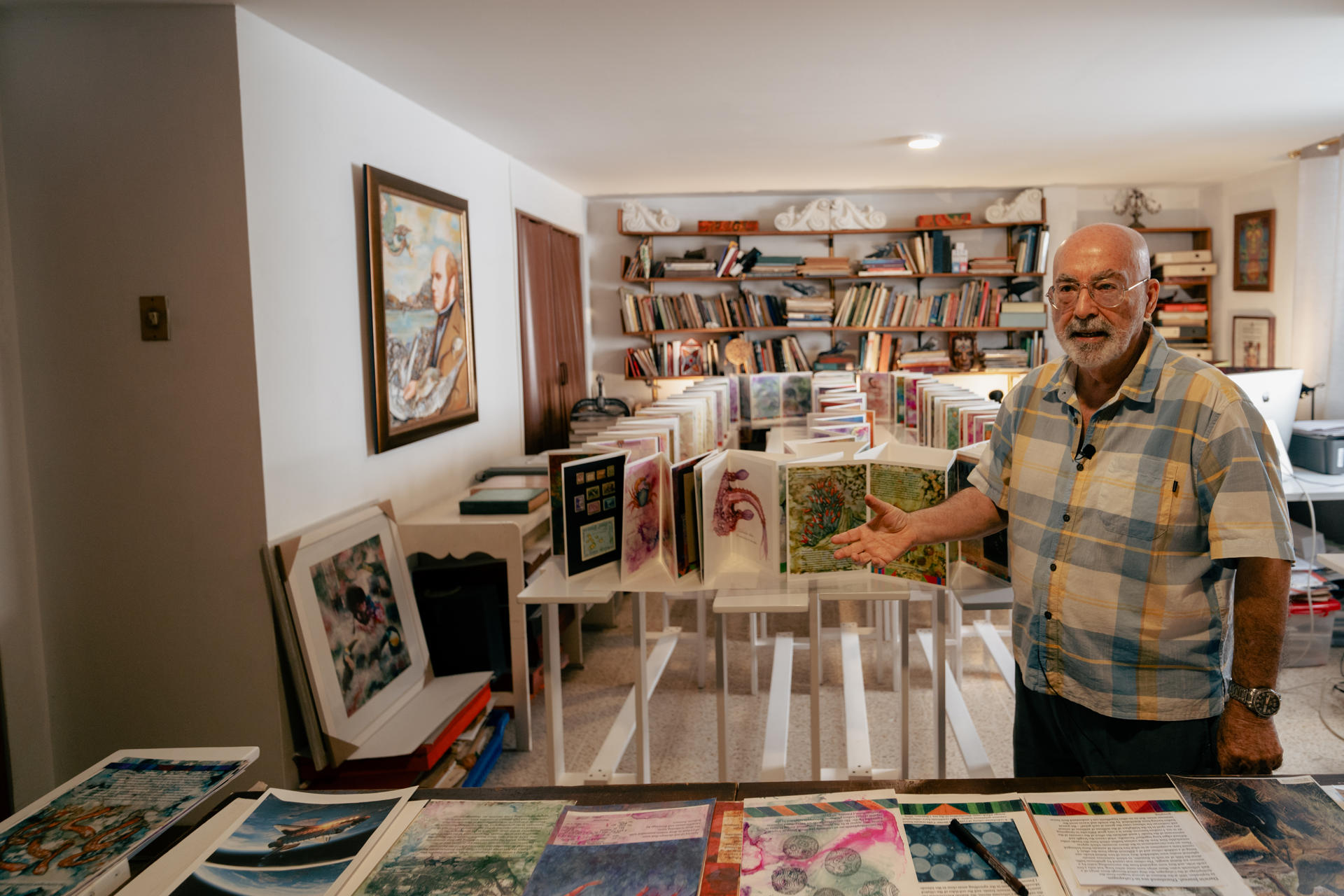 Fotografía cedida por David Rojas del investigador en ciencias marinas y acuarelista ecuatoriano, Roberto Jiménez, hablando durante una entrevista con EFE en su estudio en Guayaquil (Ecuador). EFE/ David Rojas