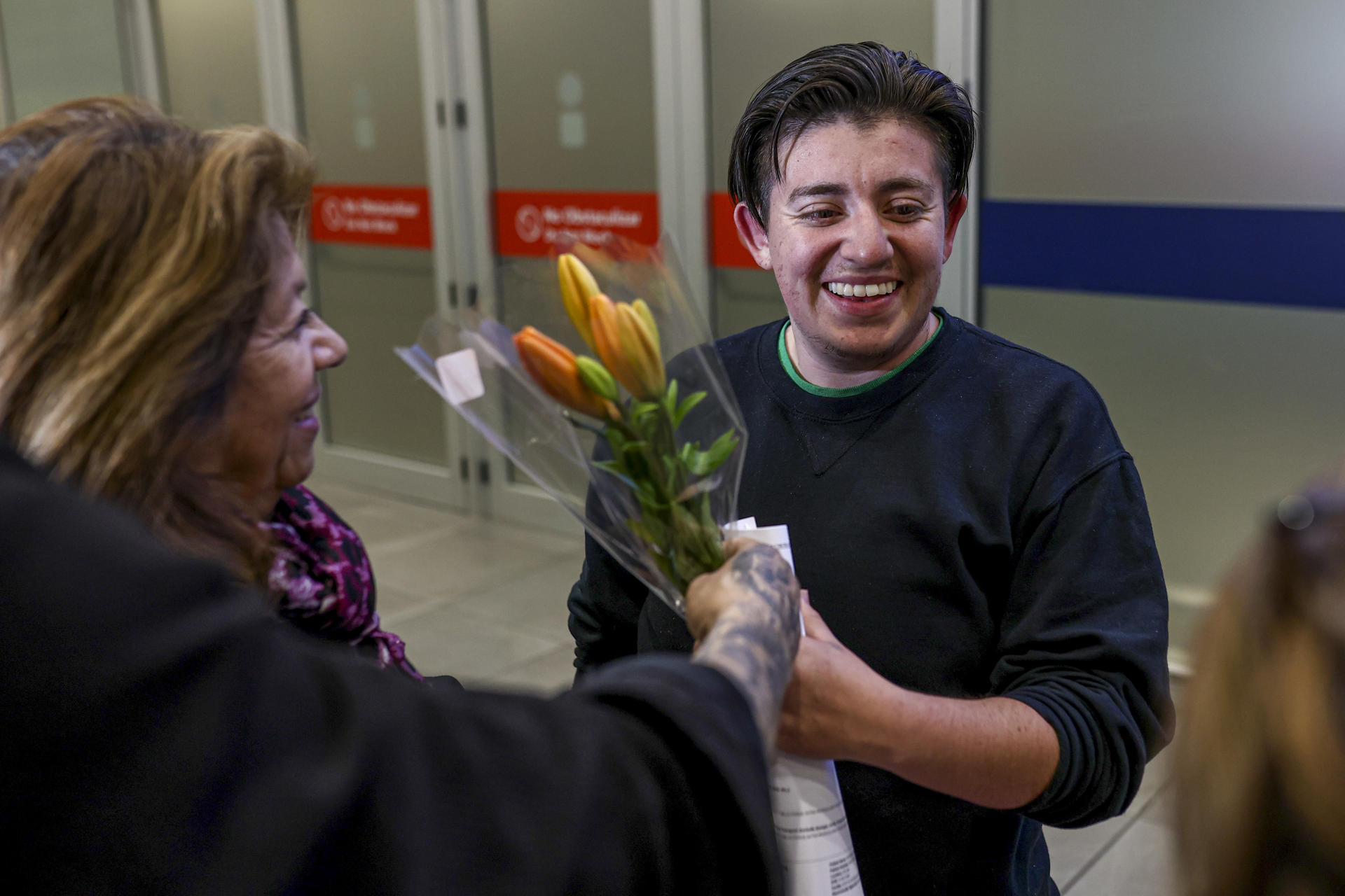 Uno de los inmigrantes deportados es recibido por sus familiares a su llegada al aeropuerto Internacional Arturo Merino Benítez en Santiago (Chile) en la madrugada de este viernes. EFE/ Rafael Arancibia