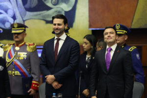 El presidente de Ecuador, Daniel Noboa (d), llega a la Asamblea Nacional (Parlamento)este sábado, en Quito (Ecuador) para el acto de investidura con el que inaugurará su nuevo mandato. EFE/ José Jácome