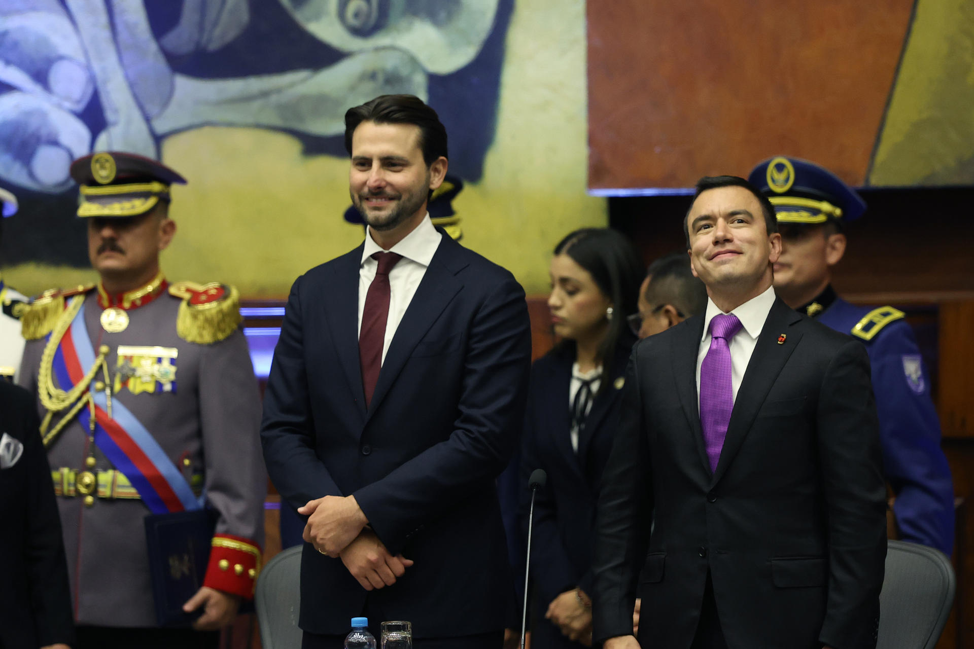 El presidente de Ecuador, Daniel Noboa (d), llega a la Asamblea Nacional (Parlamento)este sábado, en Quito (Ecuador) para el acto de investidura con el que inaugurará su nuevo mandato. EFE/ José Jácome