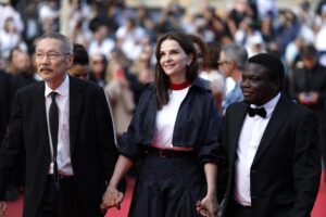 El director de cine surcoreano Hong Sang-soo, la actriz francesa Juliette Binoche y el cineasta Dieudo Hamadi, miembros del jurado de la 78 edición del Festival de Cannes, posan en la alfombra roja.EFE/EPA/GUILLAUME HORCAJUELO