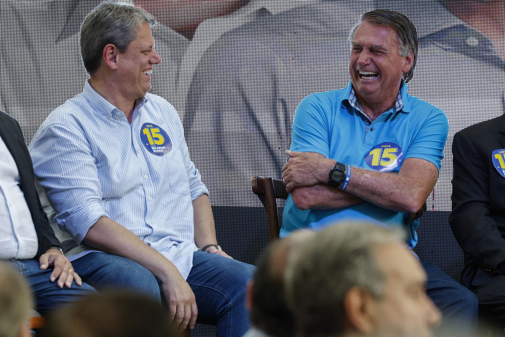 El expresidente ultraderechista brasileño Jair Bolsonaro (2019-2022) (d) ríe junto al gobernador del estado de Sao Paulo, Tarcísio de Freitas (i), durante un acto de campaña, en una fotografía de archivo. EFE/ Sebastiao Moreira