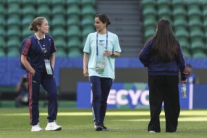 La entrenadora del Arsenal femenino, Renee Slegers (c), inspecciona el césped del estadio Alvalade XXI de Lisboa, escenario este sábado de la final de la Liga de Campeones contra el Barcelona. EFE/EPA/MIGUEL A. LOPES