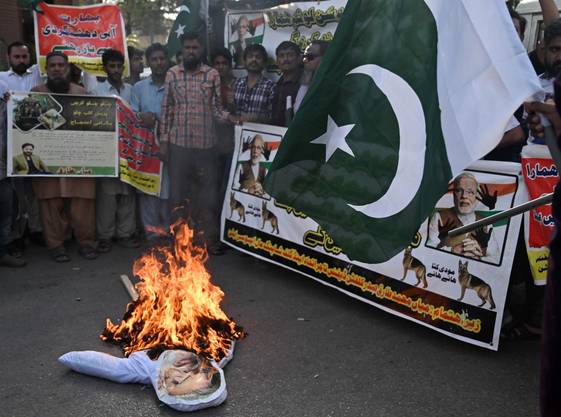 KARACHI (Pakistan), 29/04/2025.- Gurpos de manifestantes queman una bandera india y una efigie del primer ministro indio, Narendra Modi, durenta una manifestación contra ls suspensión por parte de Nueva Delhi del Tratado del Indo. EFE/EPA/REHAN KHAN