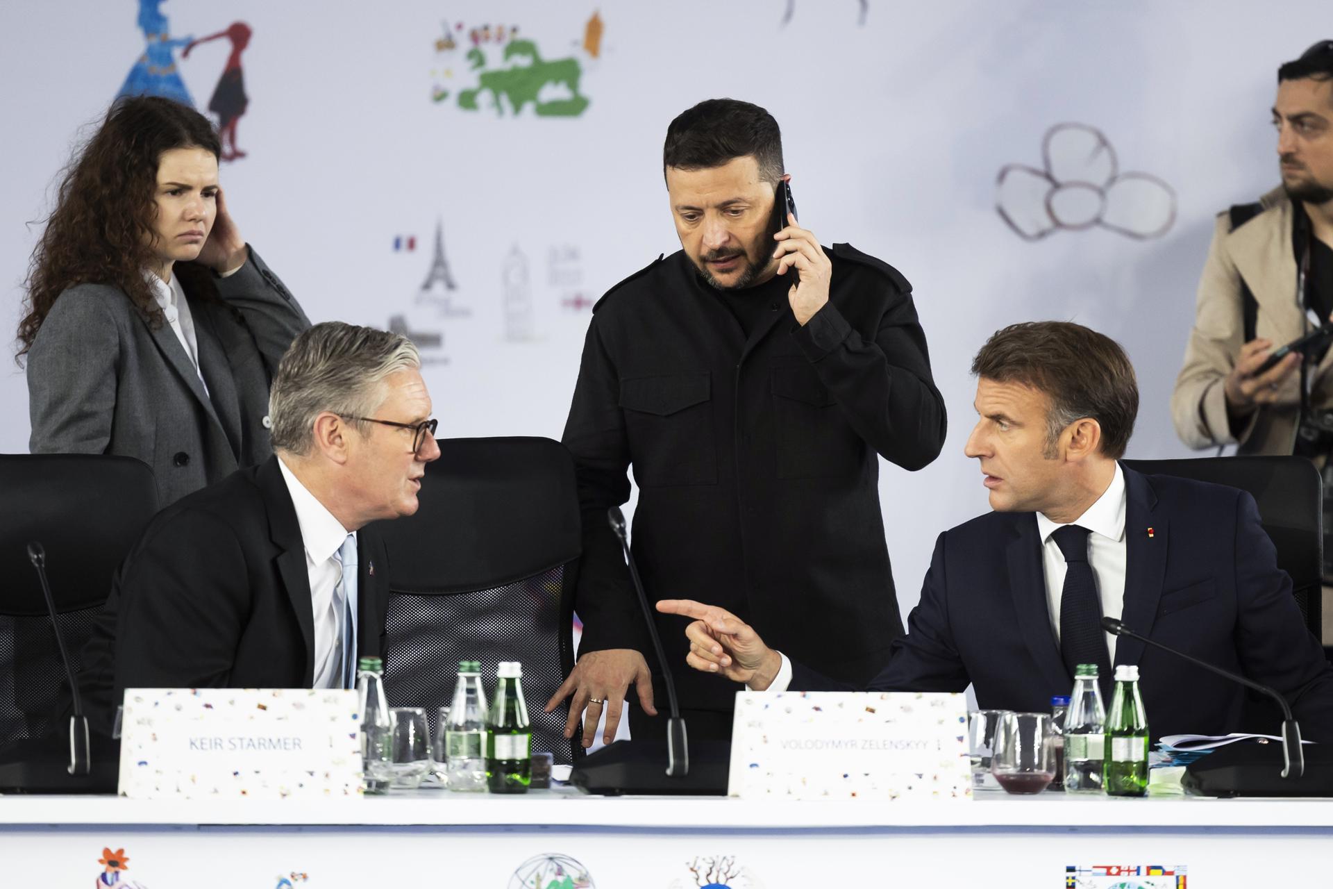 El presidente de Francia, Emmanuel Macron, a la derecha, habla con Keir Starmer, primer ministro de Gran Bretaña, a la izquierda, junto a Volodymyr Zelensky, presidente de Ucrania, en el centro, en la 6ª Cumbre de la Comunidad Política Europea (CPE) en Tirana, Albania, el 16 de mayo de 2025. La reunión reúne a líderes de todo el continente bajo el lema 'Nueva Europa en un mundo nuevo: unidad - cooperación - acción conjunta'. (Francia, Gran Bretaña, Ucrania, Reino Unido) EFE/EPA/PETER KLAUNZER