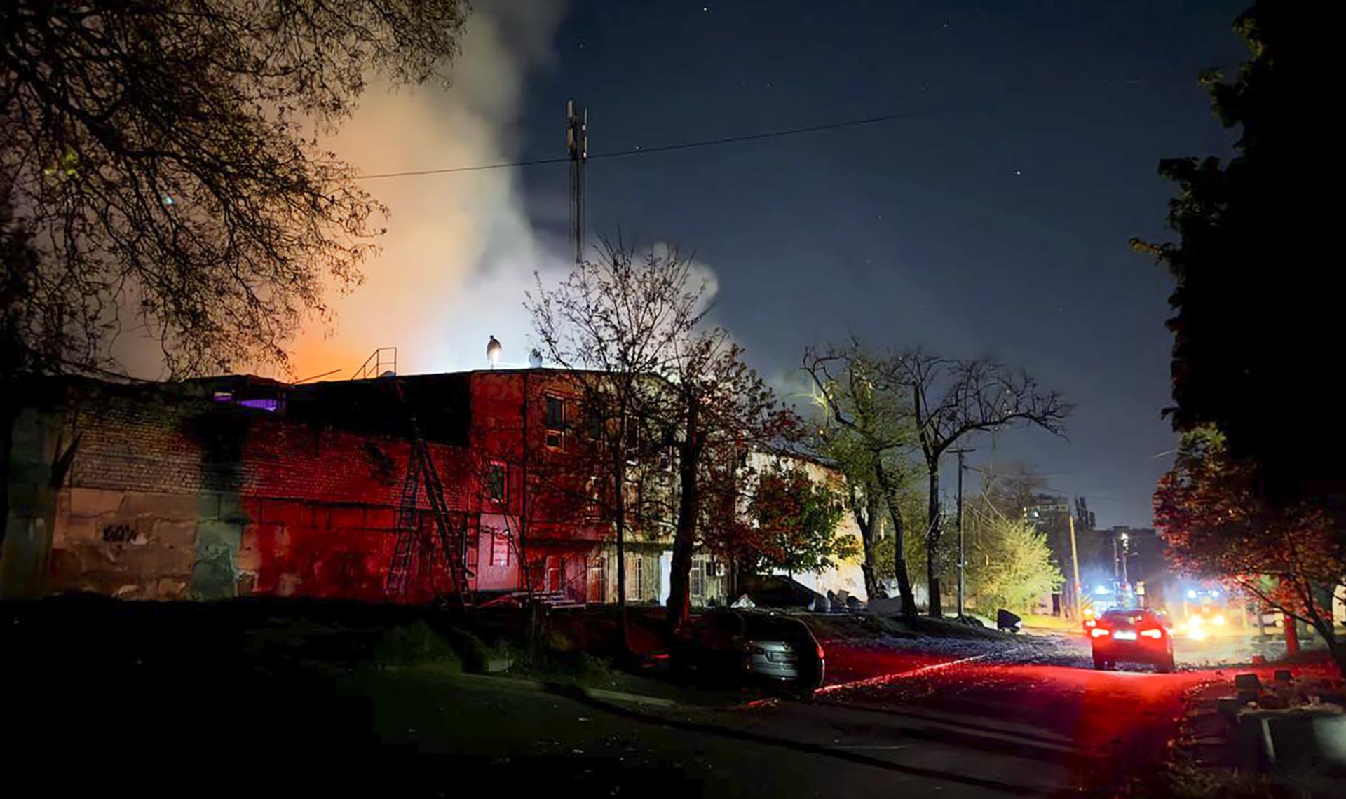 Rescatistas ucranianos trabajan tras un ataque ruso con drones en una zona residencial de Odesa, en el suroeste de Ucrania, el 1 de mayo de 2025. EFE/EPA/IGOR TKACHENKO