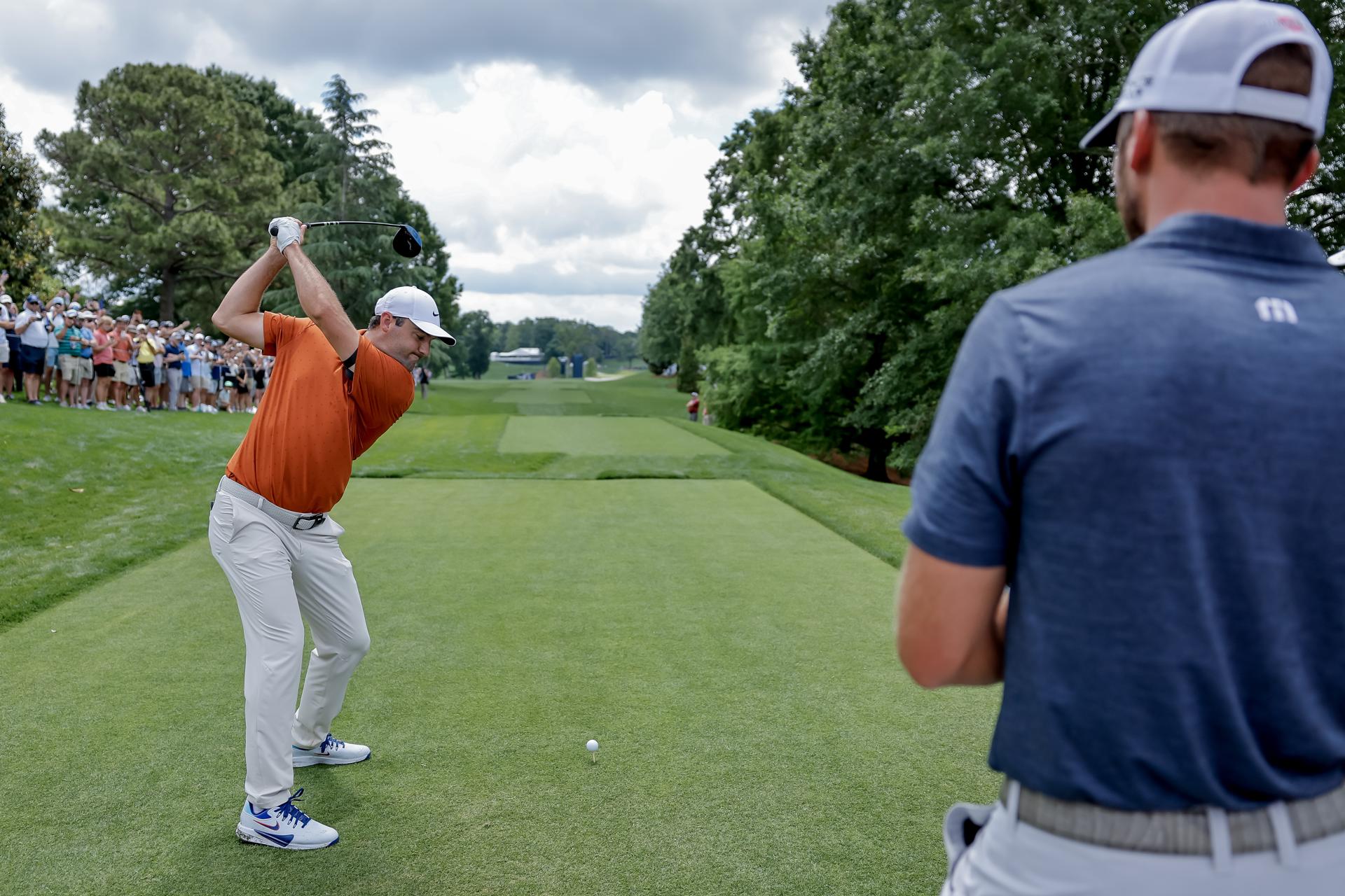 El estadounidense Scottie Scheffler (i), número uno del golf mundial, está entre los principales candidatos al triunfo. EFE/EPA/ERIK S. LESSER