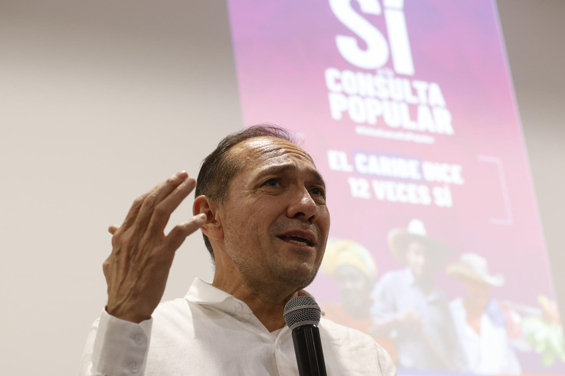 El ministro del Trabajo, Antonio Sanguino, habla durante un encuentro este jueves, en Santa Marta (Colombia). EFE/ Mauricio Dueñas Castañeda