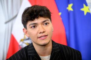 El cantautor austriaco Johannes Pietsch, conocido por el nombre artístico de JJ, asiste a una declaración de prensa en Viena, Austria, el 19 de mayo de 2025. JJ ganó el 69º Festival de la Canción de Eurovisión en Basilea con la canción 'Wasted Love'. (Basilea, Viena) EFE/EPA/MAX SLOVENCIK