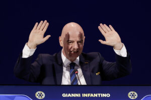 El presidente de la Federación Internacional de Fútbol Asociado (FIFA), Gianni Infantino, habla durante el 75° Congreso Ordinario este jueves, en Luque (Paraguay). EFE/ Juan Pablo Pino