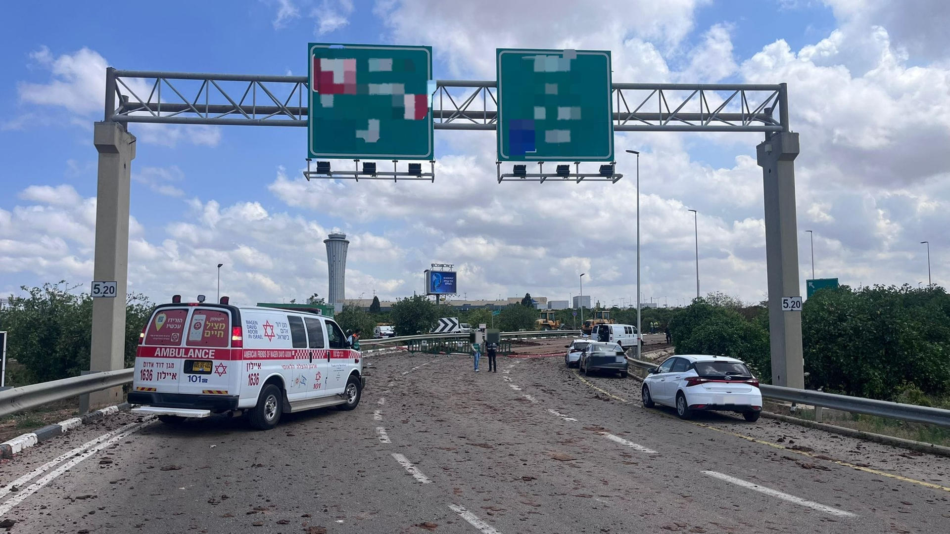 Vista de la zona del aeropuerto de Ben Gurion en Tel Aviv en la que cayó un proyectil que causó seis heridos, cuatro con lesiones directamente relacionadas con la explosión y otros dos camino a refugios, informó el MDA, que no reporta ningún caso grave. Seis personas resultaron heridas por la caída de un proyectil en la zona del aeropuerto de Ben Gurion en Tel Aviv, de las cuales cuatro sufrieron lesiones directamente relacionadas con la explosión y otras dos heridas en su camino a refugios, informó el servicio de emergencias israelí Magen David Adom (MDA), que no reporta ningún caso grave. EFE/ Servicio De Emergencias Israelí Magen David Adom (mda) ***SOLO USO EDITORIAL/SOLO DISPONIBLE PARA ILUSTRAR LA NOTICIA QUE ACOMPAÑA (CRÉDITO OBLIGATORIO)***