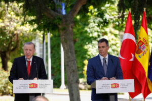 Foto de archivo (13/06/2024) del presidente del Gobierno español, Pedro Sánchez (d) y el presidente turco, Recep Tayyip Erdoğan, durante una rueda de prensa conjunta tras la reunión de alto nivel España-Turquía, en el Palacio de la Moncloa, en Madrid. EFE/ Javier Lizón