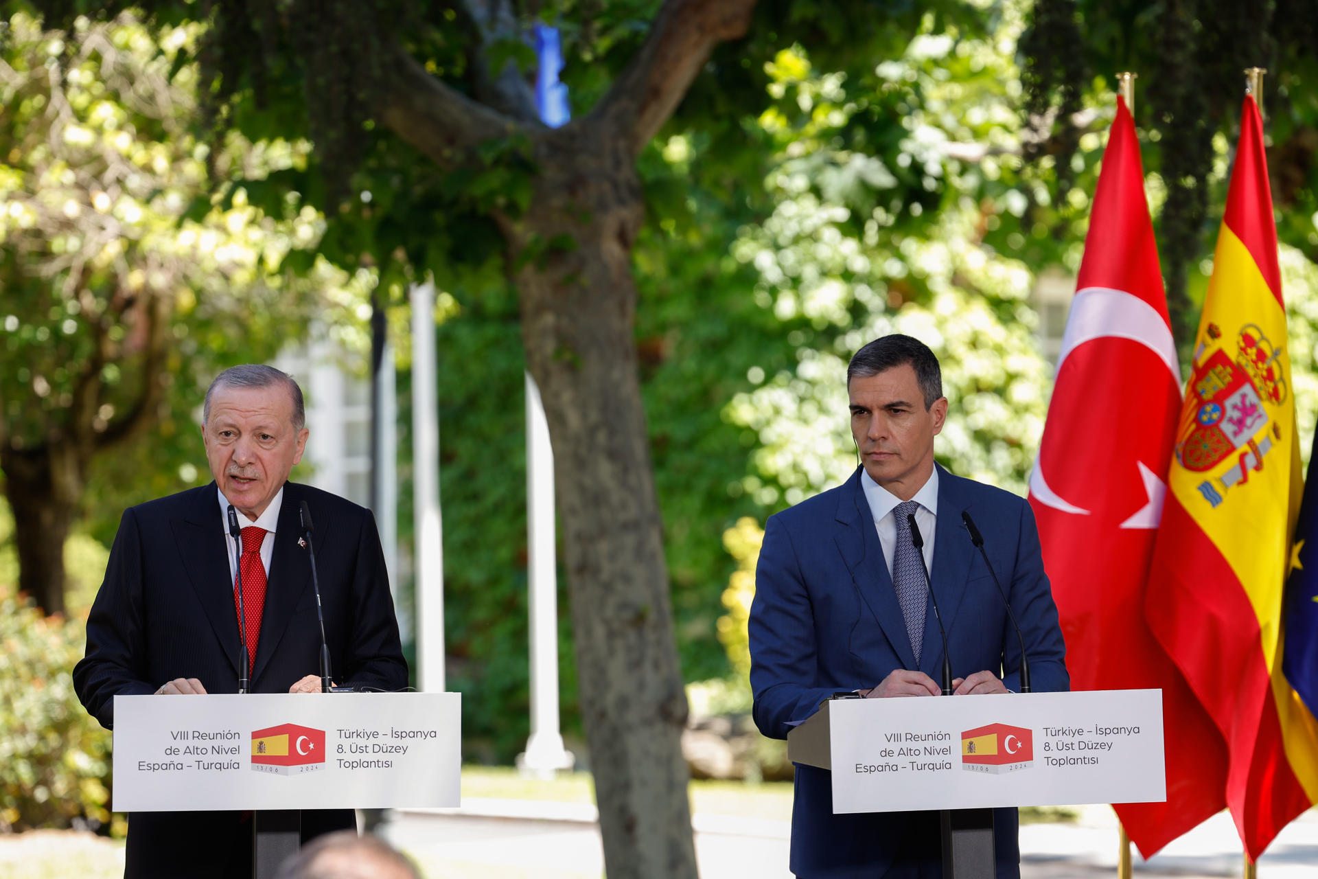 Foto de archivo (13/06/2024) del presidente del Gobierno español, Pedro Sánchez (d) y el presidente turco, Recep Tayyip Erdoğan, durante una rueda de prensa conjunta tras la reunión de alto nivel España-Turquía, en el Palacio de la Moncloa, en Madrid. EFE/ Javier Lizón