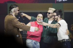 Los integrantes de la banda colombiana de pop latino Morat, Juan Pablo Isaza (i), Martín Vargas Morales (2-i), Juan Pablo Villamil (2-d) y Simón Vargas Morales (d), durante un concierto este miércoles, 14 de mayo, en el coliseo Movistar Arena de Bogotá (Colombia). EFE/Carlos Ortega