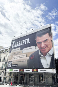 La organización Hazte Oír ha desplegado esta mañana una gran lona en la fachada del edificio que está frente al Congreso de los Diputados de Madrid, con la palabra "Corrupto" junto a una imagen del presidente del Gobierno, Pedro Sánchez. EFE/Patricia Crespo
