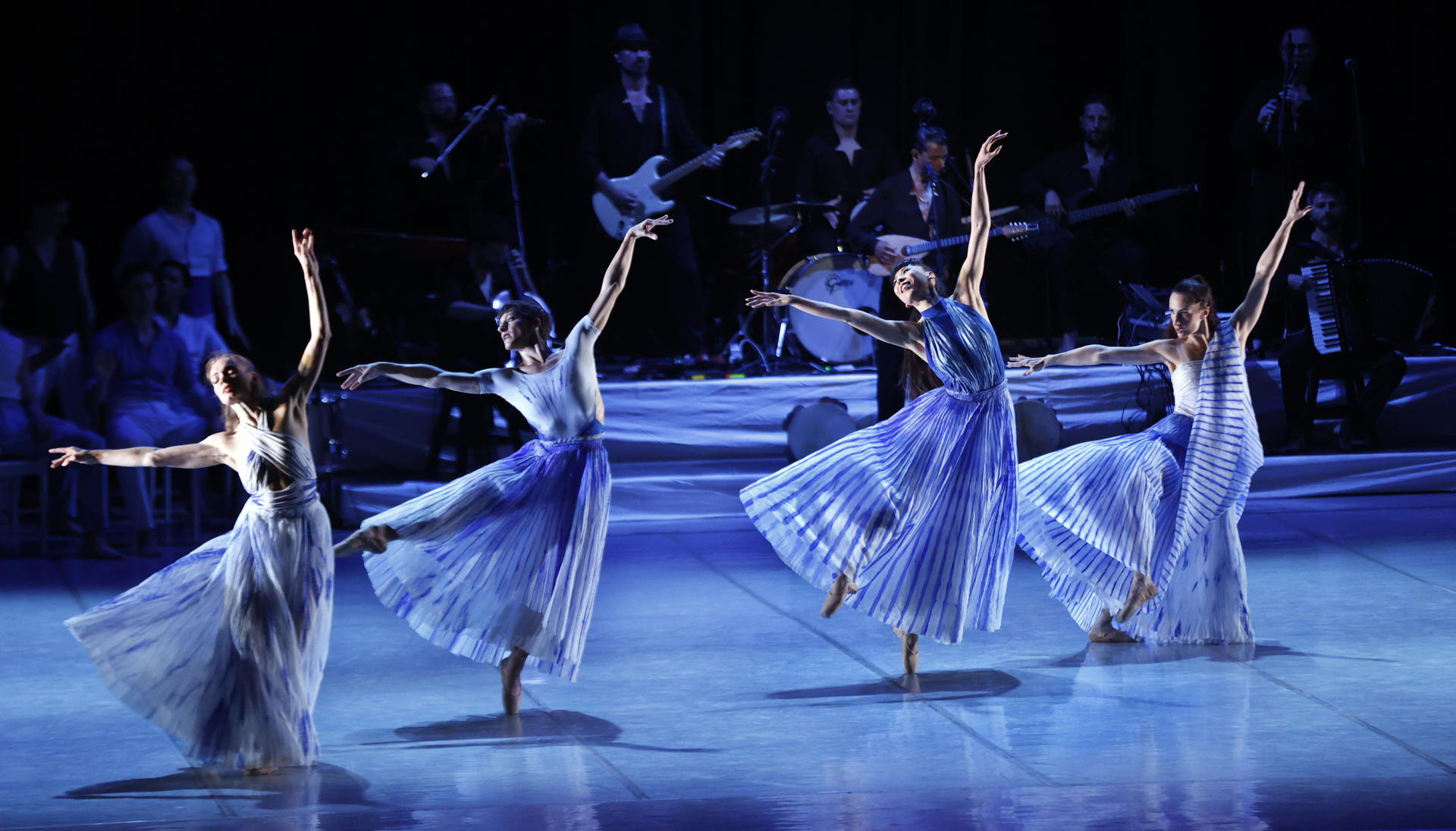 Bailarines del Ballet de Montecarlo fueron captados este viernes, 16 de mayo, durante el estreno de la obra Core Meu (Mi Corazón), en la sala Avellaneda del Teatro Nacional de La Habana (Cuba). EFE/Ernesto Mastrascusa