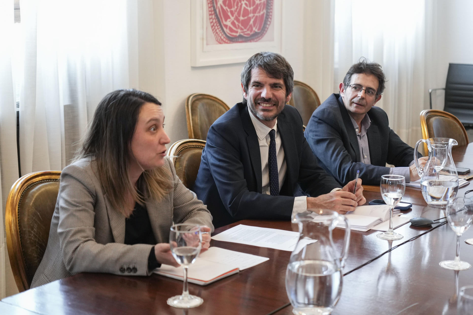 El ministro de Cultura, Ernest Urtasún (2i), se reúne este miércoles en el Ministerio de Cultura con el sector audiovisual para valorar el anuncio de Estados Unidos de aplicar aranceles a las películas producidas fuera de sus fronteras. EFE/ Borja Sanchez-Trillo
