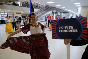 Asistentes al 75° Congreso Ordinario de la FIFA son recibidos con bailes típicos de Paraguay este martes, en el Aeropuerto Internacional Silvio Petirossi, en Luque (Paraguay). EFE/Juan Pablo Pino