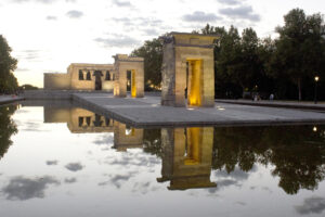 Vista del templo egipcio de Debod en Madrid. EFE/Javier Liaño
