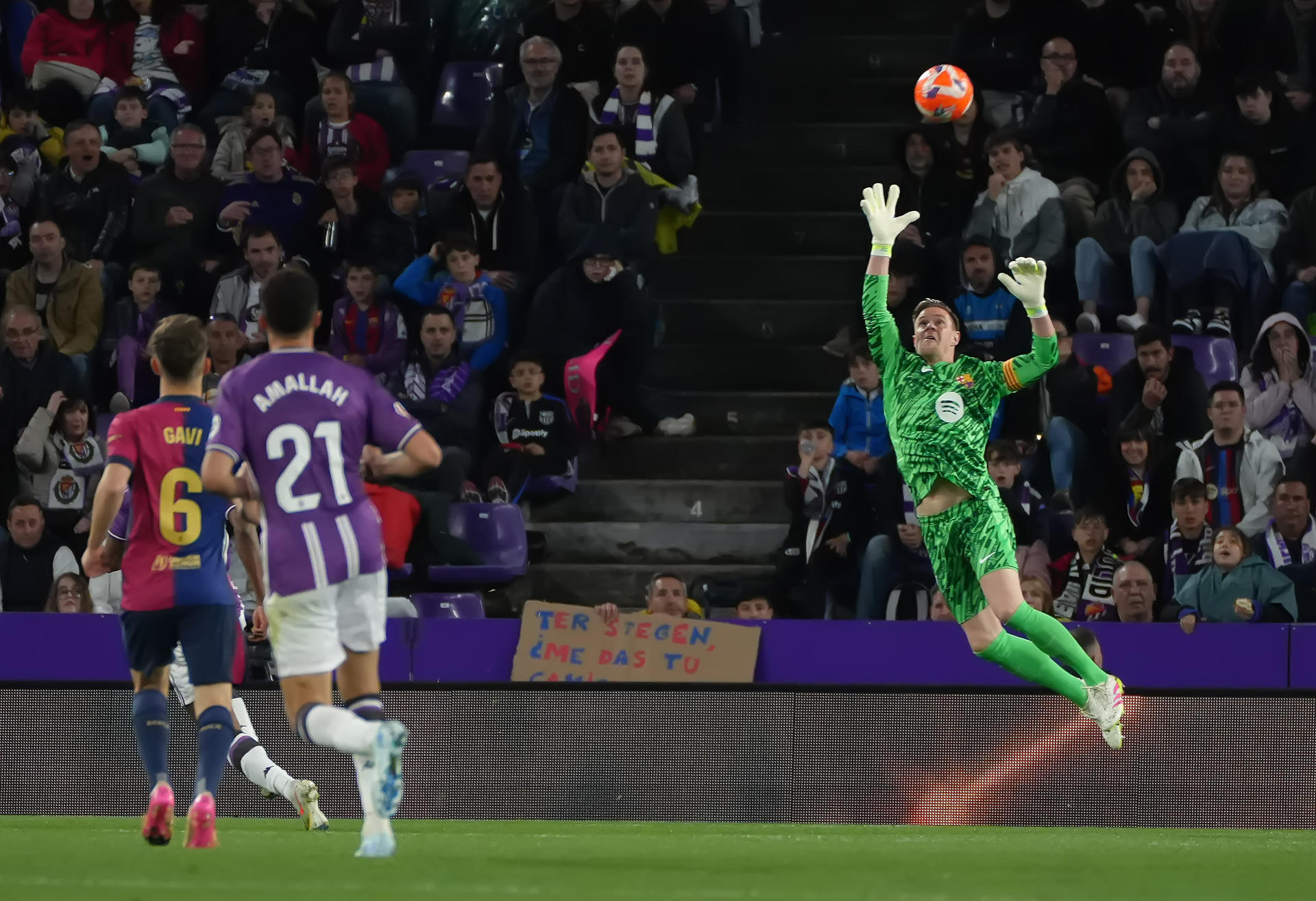 El portero alemán del Barcelona Marc-André ter Stegen (d) durante el partido de LaLiga de fútbol que Real Valladolid y FC Barcelona disputaron en el estadio José Zorrilla. EFE/R. García