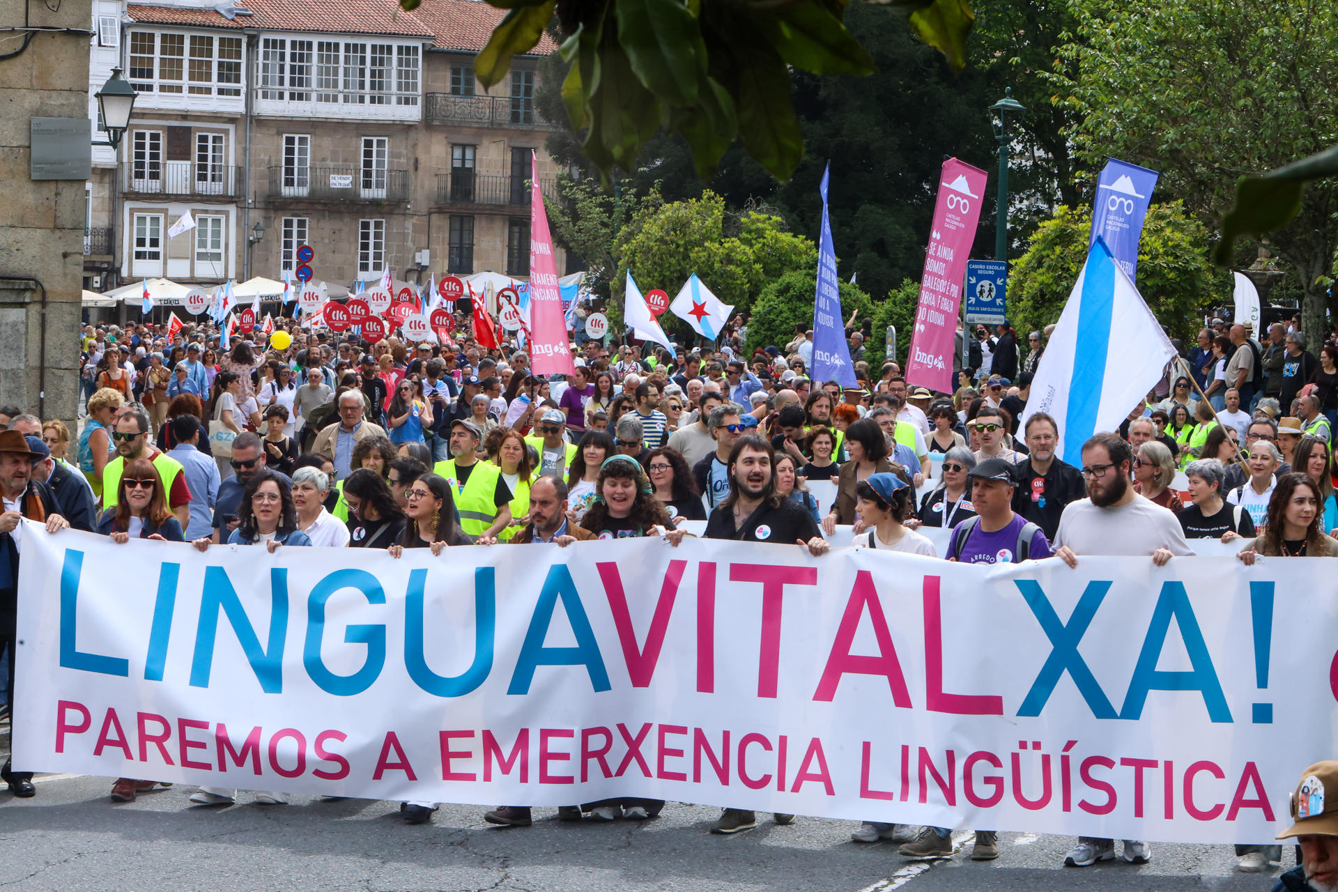 Cientos de personas se manifiestan este sábado en Santiago de Compostela en defensa del idioma gallego con el lema 'Lingua Vital Xa' convocados por la plataforma "Queremos Galego". EFE. Xoán Rey.