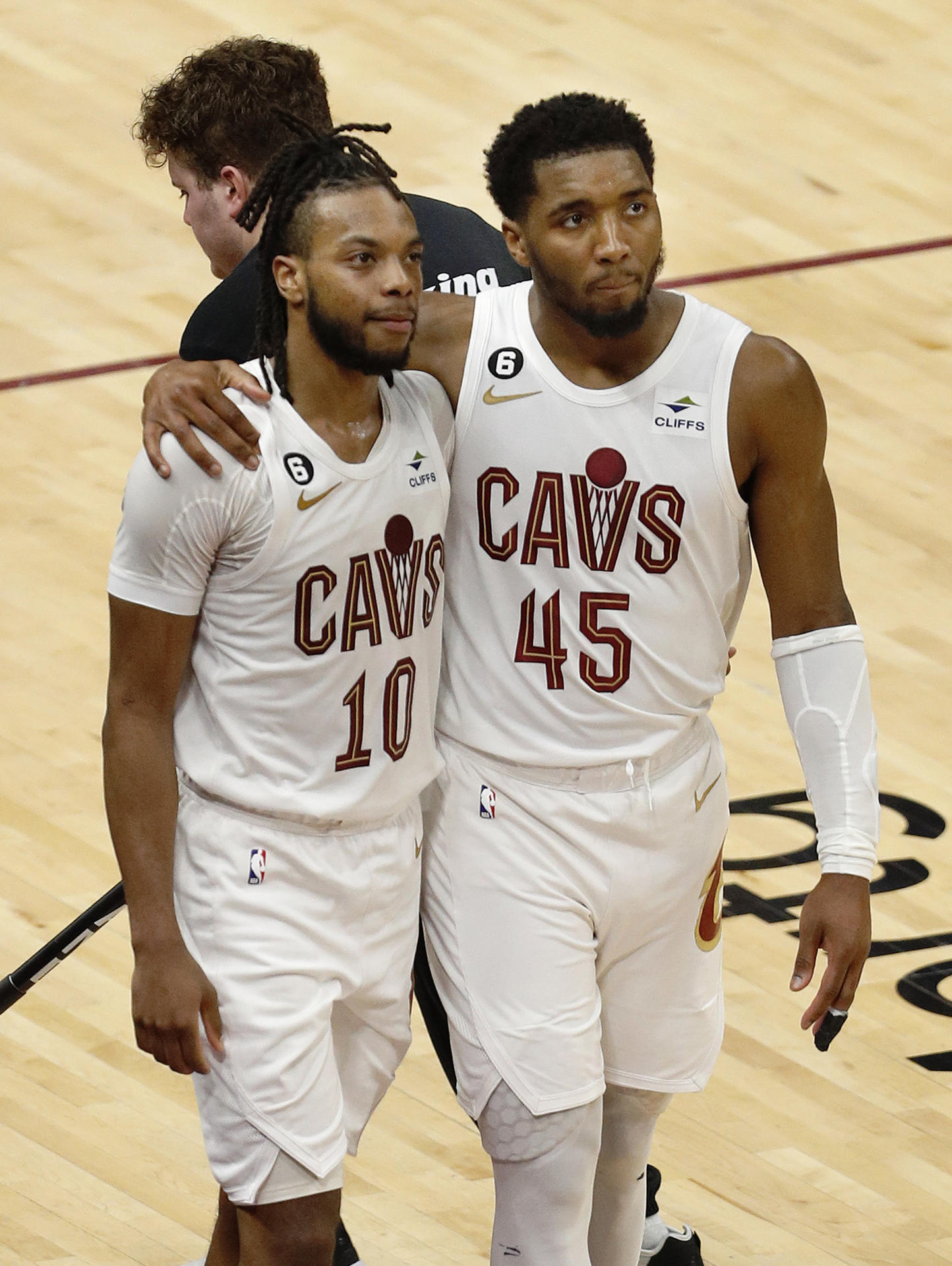 El escolta de los Cleveland Cavaliers Donovan Mitchell (d), junto al alero Darius Garland (i). EFE/ David Maxwell