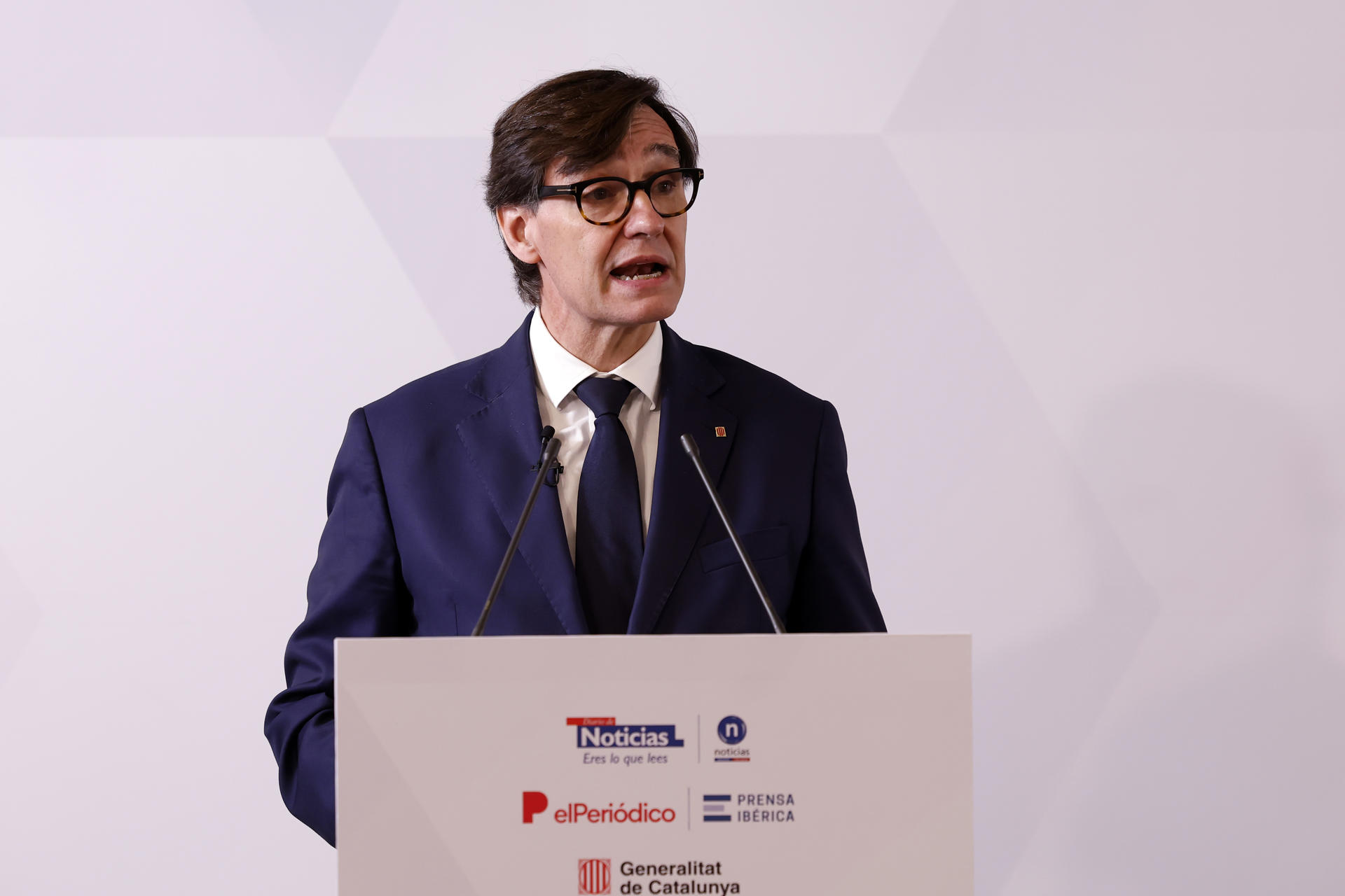 El presidente catalán, Salvador Illa, participa en un desayuno informativo con la presencia de la presidenta del Gobierno Foral Maria Chivite. EFE/ Jesus Diges
