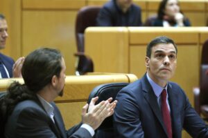 El presidente del Gobierno, Pedro Sánchez aparece en una foto de archivo junto al exvicepresidente segundo Pablo Iglesias durante un pleno del Senado. EFE/Kiko Huesca