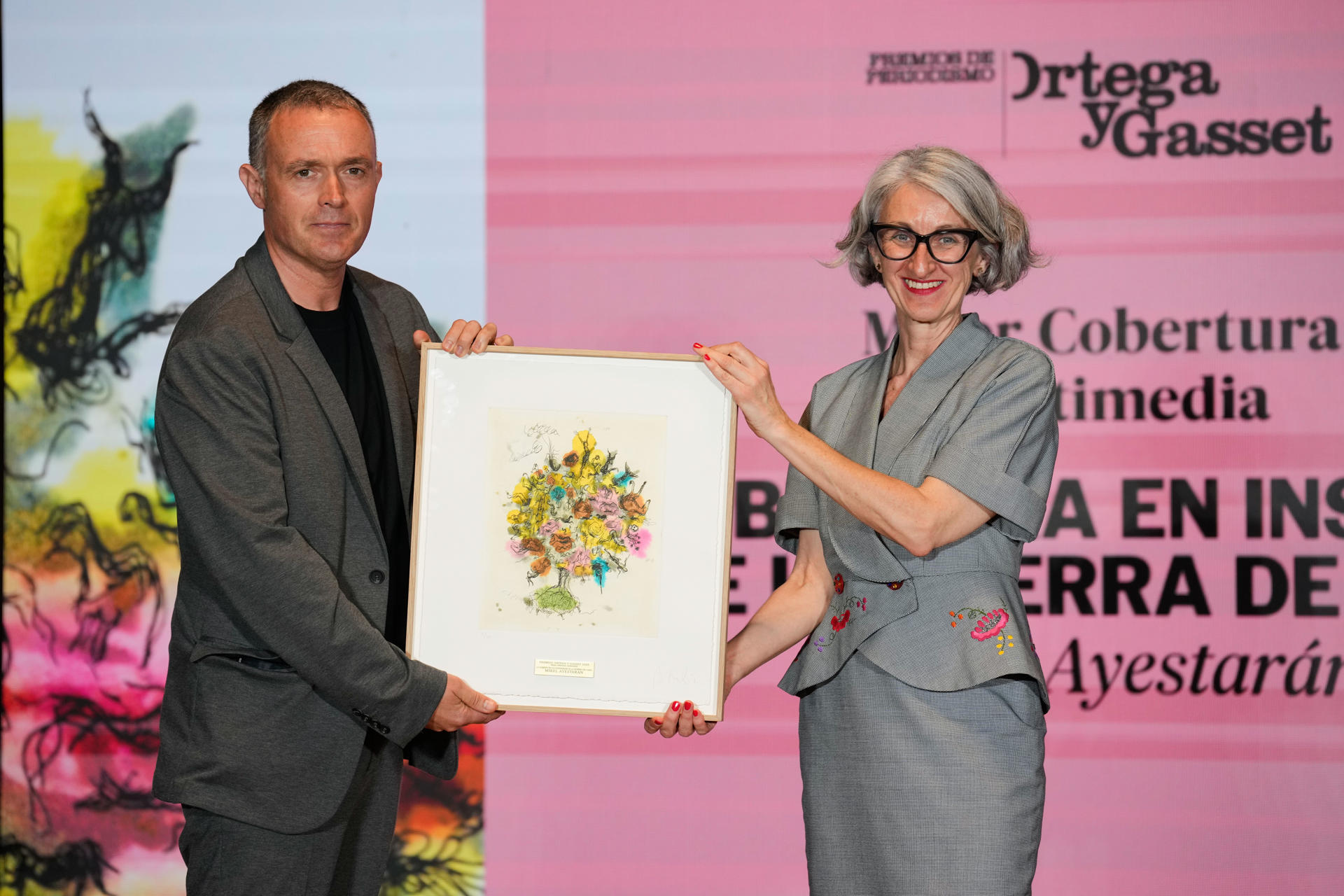 La defensora del lector, Soledad Alcaide (d), entrega el premio a Mejor Cobertura Multimedia a Mikel Ayestaran durante la gala de la 42ª Edición de los Premios Ortega y Gasset de Periodismo que concede el diario El País este lunes, en Barcelona. EFE/ Alejandro García