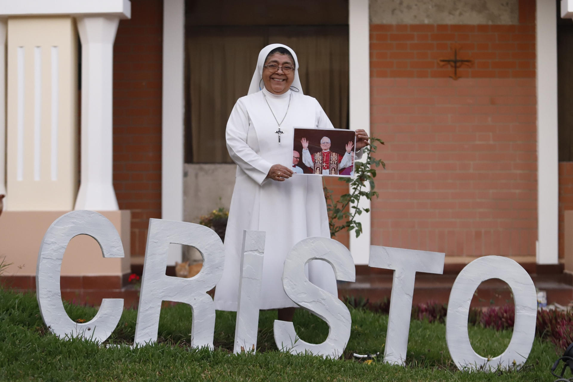 Sor Margarita Ramos Chanduví habla durante una entrevista con EFE en el convento Casa Madre Santa Teresita de la Congregación Canonesas de la Cruz, en Lima (Perú). EFE/ Renato Pajuelo