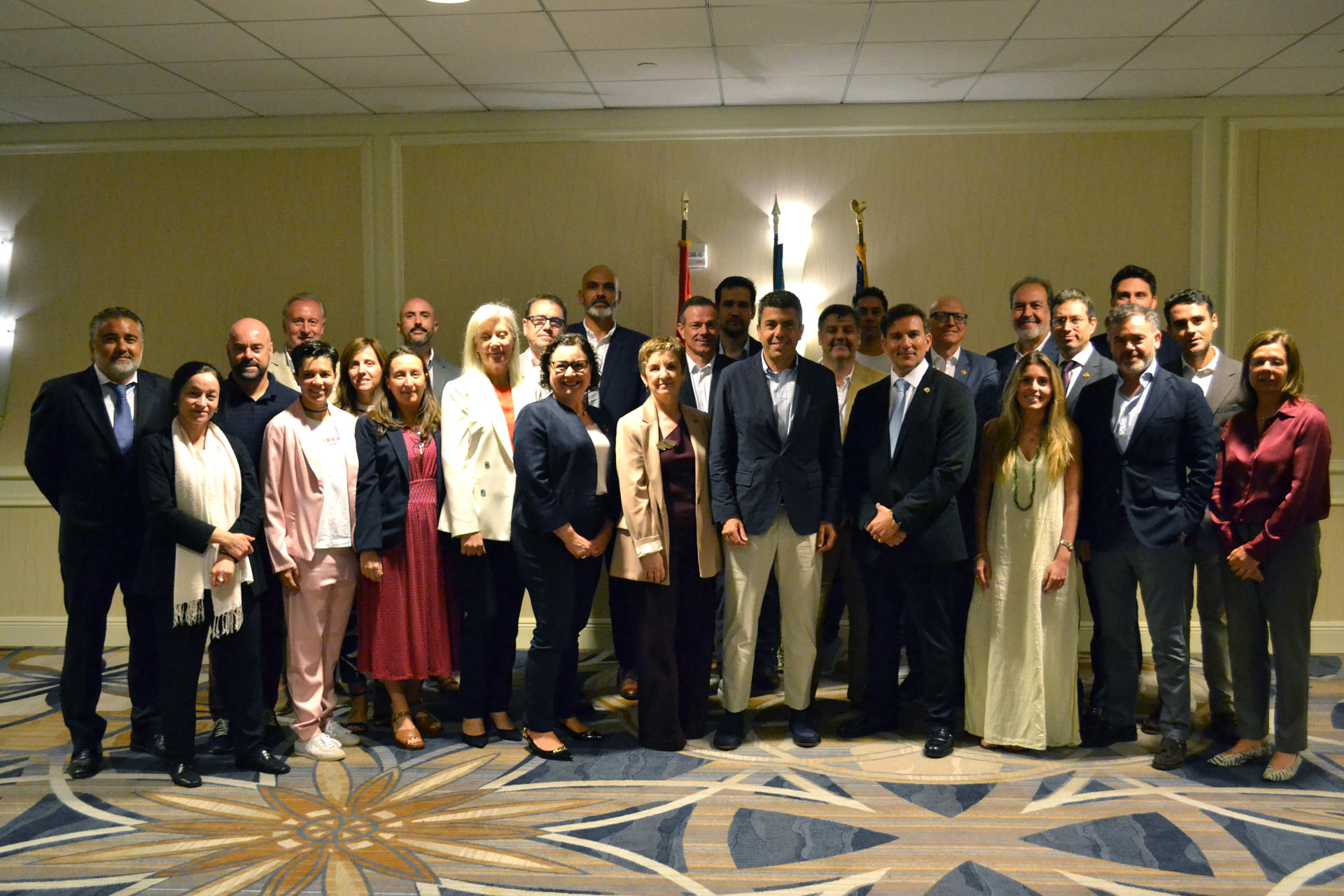MIAMI, 02/05/2025.- Fotografía que muestra al presidente de la Generalitat valenciana, Carlos Mazón (cd), con directivos de la Cámara de Comercio de España-Estados Unidos y con representantes de empresas de la comunidad valenciana de Florida al final de una reunión celebrada este viernes en Miami, Florida (EE.UU.). Mazón anunció que su gobierno respaldará financieramente a empresas valencianas con intereses en Estados Unidos en vez de "salir corriendo" ante la incertidumbre generada por los aranceles anunciados por la Administración Trump. EFE/Antoni Belchi