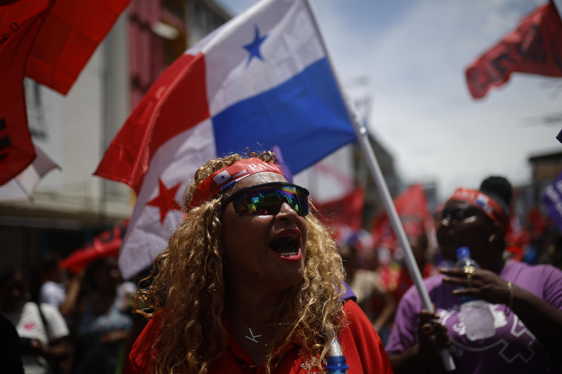 Una mujer participa en la manifestación del Primero de Mayo este jueves, en Ciudad de Panamá (Panamá).