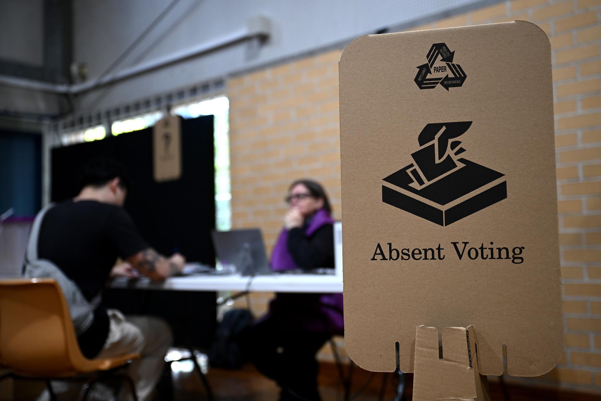 SYDNEY (Australia), 03/05/2025.- Absent voting signage is displayed at the Killara High School polling booth on Federal Election Day, in the seat of Bradfield, in Sydney, Australia, 03 May 2025. EFE/EPA/BIANCA DE MARCHI AUSTRALIA AND NEW ZEALAND OUT