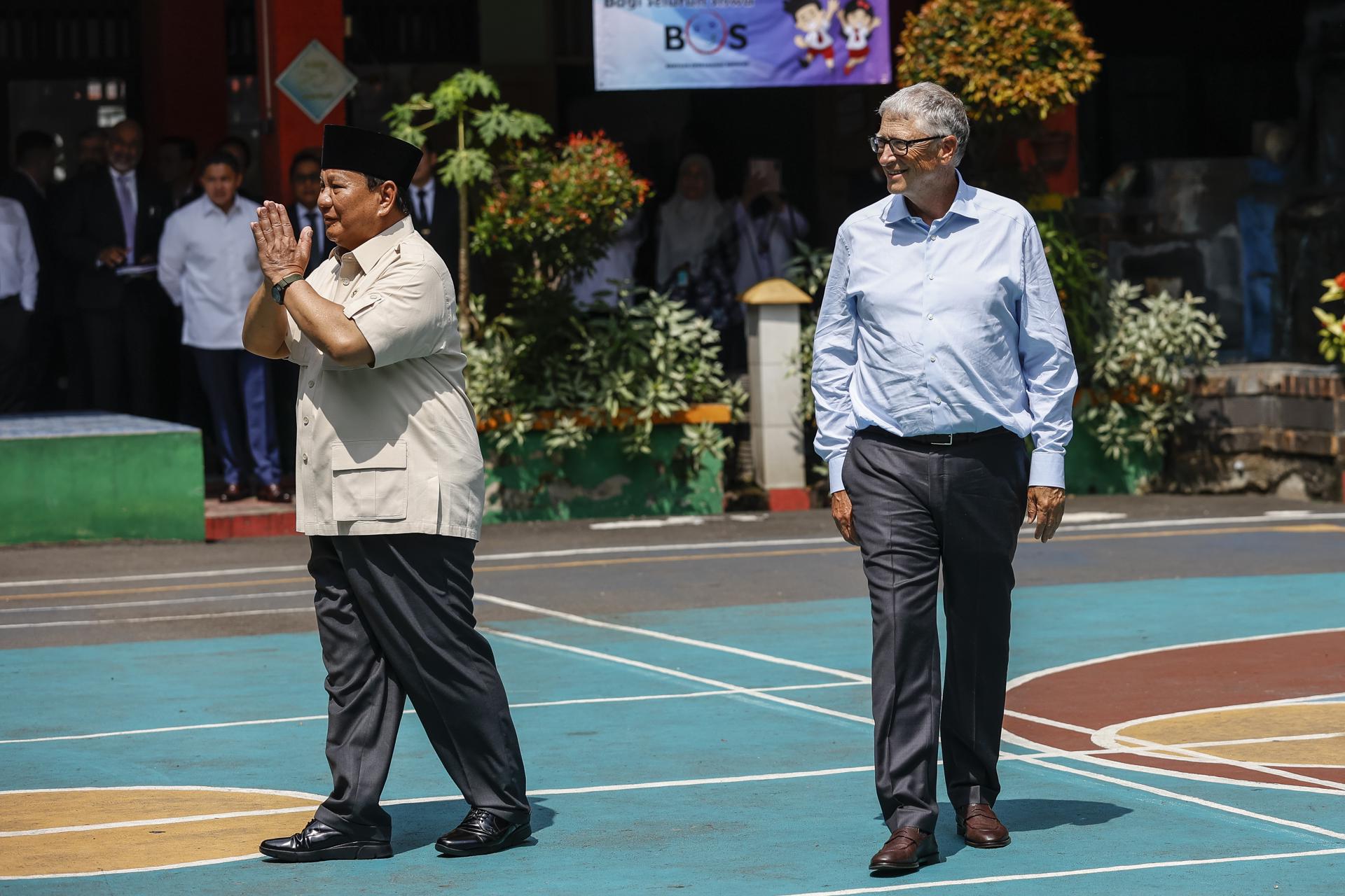 JAKARTA (Indonesia), 07/05/2025.- Microsoft co-founder and former CEO Bill Gates (R) and Indonesian President Prabowo Subianto, greet the crowd during their visit to an elementary school in Jakarta, Indonesia, 07 May 2025. Bill Gates is visiting Indonesia to meet the country’s officials supporting the free nutritious meal program policy. EFE/EPA/MAST IRHAM